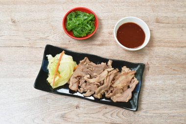  Kore usulü kızarmış domuz eti, lahana soslu ve susam yağı salatasında yosun.