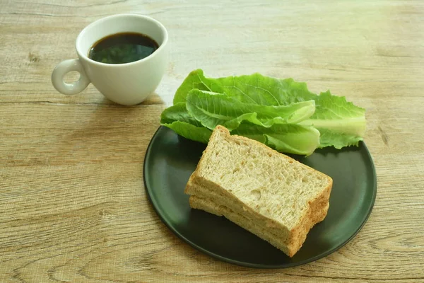 Sándwich Pan Atún Integral Con Ensalada Verduras Cos Plato — Foto de Stock