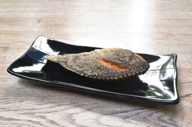  Kızarmış yılan derisi kedi balığı ya da gourami.