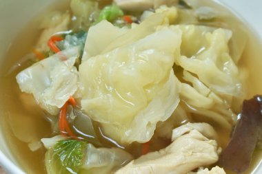  Haşlanmış lahana ve karışık sebzeli tavuk çorbası.