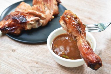  Izgara tavuk budu, gümüş çatala batırma, baharatlı sosu fincana batırma.