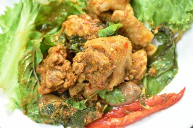  Acı biberli kızarmış tavuk ve marullu sebze.