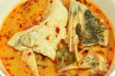  Baharatlı kaynamış levrek balığı ve Tom yum çorbası.