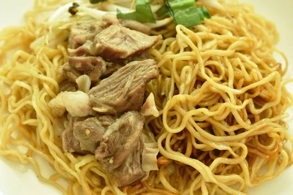 Κινέζικο Κίτρινο Αυγό Noodles Συμπλήρωση Κοκκινιστό Χοιρινό Στο Πιάτο — Φωτογραφία Αρχείου