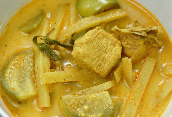 辣椒片新鲜竹笋和茄子与鸡肉在椰汁咖喱汤碗里 — 图库照片
