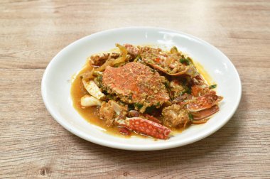  Sarı körili yengeç ve tabakta yumurta karıştırın.