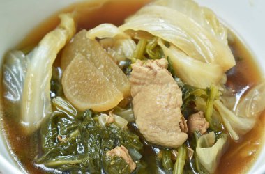  Kaynamış sebze, tavuk ve soya çorbası masada.