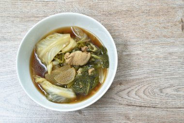  Kaynamış sebze, tavuk ve soya çorbası masada.