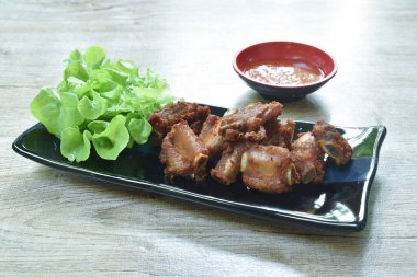  Kızarmış domuz kemiği ya da tabakta pirzola sosu kabı.