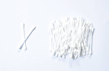  Beyaz arka planda plastik çubuklu pamuk tomurcuğu
