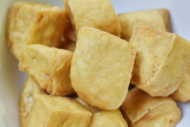  Kızarmış soya peyniri ve tatlı fasulye sosu.