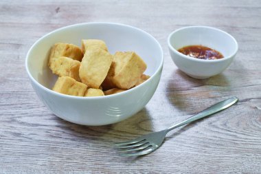 Kızarmış soya peyniri ve tatlı fasulye sosu.