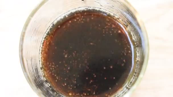 Cola Fría Con Burbuja Vidrio — Vídeo de stock