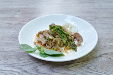  Beyaz arka planda plastik çubuklu pamuk tomurcuğu