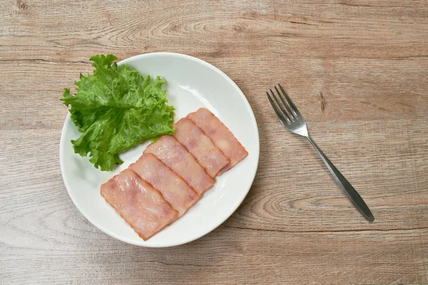 Gebratene Speckscheiben Mit Salat Auf Teller — Stockfoto