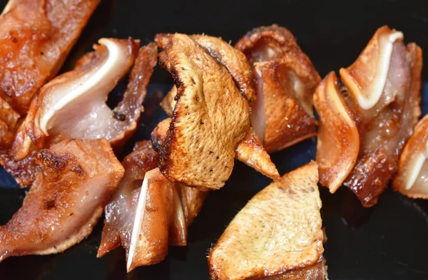 Knusprige Gegrillte Schweineohrscheiben Mit Würziger Sauce Auf Dem Teller — Stockfoto