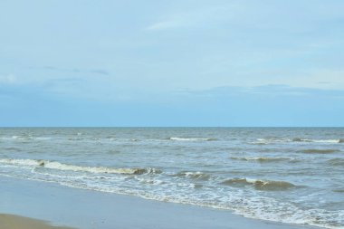  Kaos 'tan sahile doğru akan deniz dalgaları Sam Ran' ın Tayland 'daki sahil gezisi yeri.