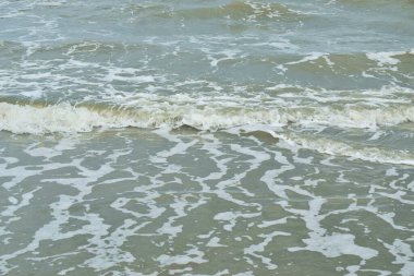  Kaos 'tan sahile doğru akan deniz dalgaları Sam Ran' ın Tayland 'daki sahil gezisi yeri.