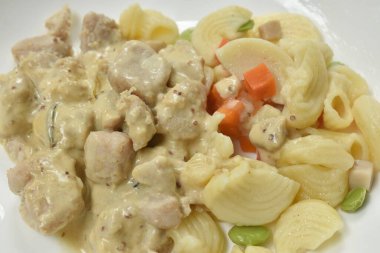  Beyaz krema soslu yeşil bezelyeli domuz eti ve mantar.