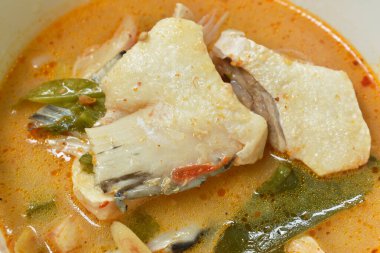  Baharatlı Tom çorbası içinde haşlanmış somon balığı.