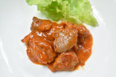  Baharatlı soslu tavuk sosu ve yeşil meşe salatası tabakta.