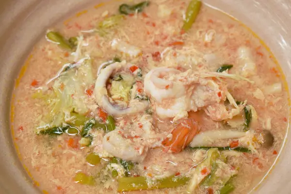 Kogt Fisk Skaldyr Sukiyaki Suppe Med Sauce - Stock-foto