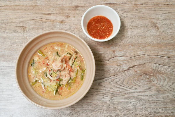  Haşlanmış deniz mahsulü sukiyaki soslu çorba.