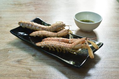  Buharda pişmiş peygamber devesi karidesi Tayland baharatlı deniz ürünleri sosu.