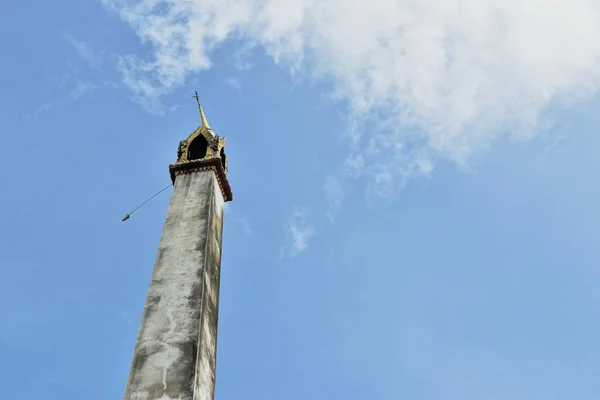 Chaminé Forno Crematório Tailandês Edifício Fundo Céu Templo Budista — Fotografia de Stock