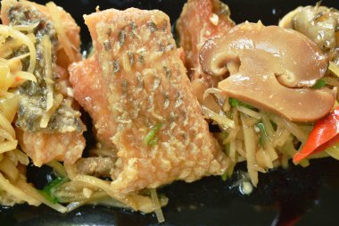  Kızarmış, çizgili, zencefilli ve kerevizli yılan başlı balık.