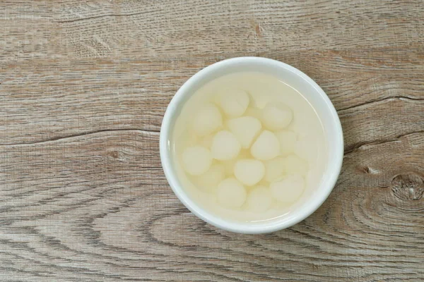 Eingelegte Knoblauch Mit Salzwasser Tasse Auf Dem Tisch — Stockfoto