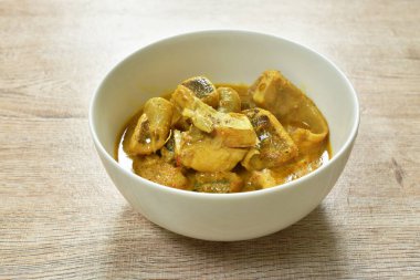  Baharatlı baharatlı, hindistan cevizli köri soslu kokulu balık.