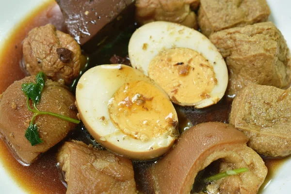 Uovo Mezzo Tagliato Bollito Con Tofu Zuppa Erbe Coscia Maiale — Foto Stock