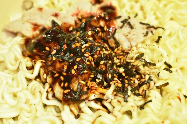  Baharatlı Kore sosu soslu kuru erişte.