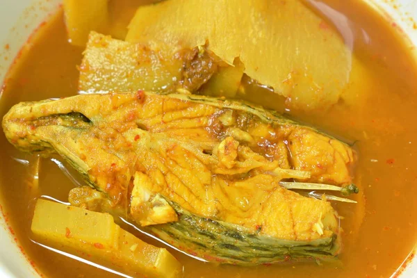  Kaynamış kırmızı mango balığı ve turşulu bambu, baharatlı ve ekşi çorba kasesi üzerinde.