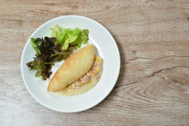  Ekşi krema soslu ve tabakta sebzeli tavuk dolması.