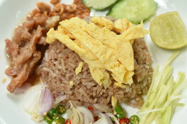 Ryż Zmieszany Pastą Krewetkową Polewa Plasterek Thai Jajko Omlet Para — Zdjęcie stockowe