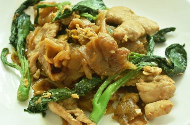  Kızarmış pirinç şehriyesini dilimlenmiş domuz eti ve Çin lahanasıyla karıştırın. Tabakta siyah soya sosu sosu olsun.