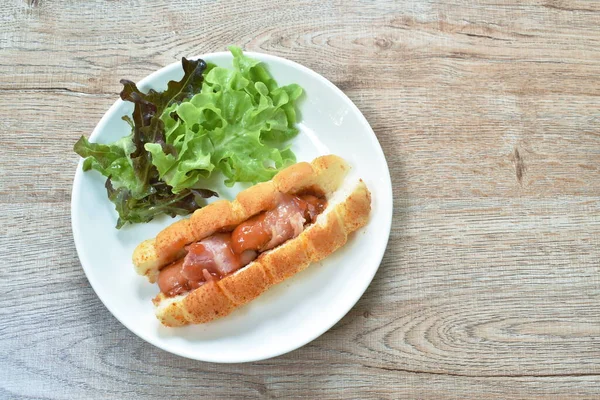 Hot Dog Gefüllte Räucherwurst Und Speckscheiben Mit Salatdressing Ketchup Auf — Stockfoto
