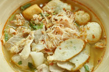  Baharatlı vermicelli şehriye dilimlenmiş domuz eti ve top Tom yum çorbası kasesinde.