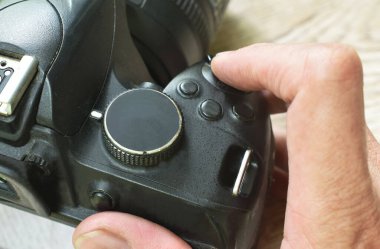  dijital tek merceğin düğmesine basarak masadaki kamerayı yansıt
