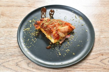  Ev yapımı pizza üzerine domuz pastırması sosis ve peynir soslu kuru kekik püresi tabakta da mutfak malzemesi.