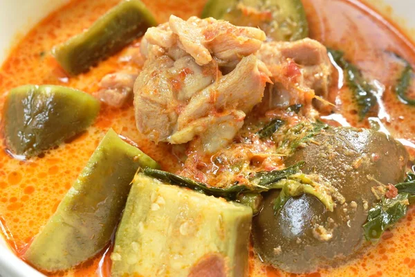 辣味煮鸡肉配一片长茄子在椰子牛奶 绿色咖喱汤中放在碗里 — 图库照片