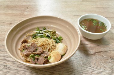  Haşlanmış kuru vermicelli ince pirinç eriştesi dilimlenmiş domuz eti ve köfte soslu kara fasulye sosu.