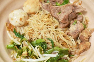  Haşlanmış kuru vermicelli ince pirinç eriştesi dilimlenmiş domuz eti ve köfte soslu kara fasulye sosu.