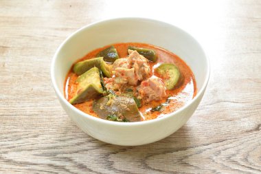  Hindistan cevizi sütlü patlıcanla haşlanmış baharatlı tavuk yeşil köri çorbası.