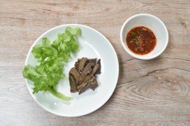  Biberli kızarmış domuz ciğeri. Baharatlı tamarind soslu yeşil meşe sebzesi.