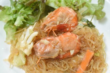  Karidesli kızarmış cam şehriye ve tabakta yumurtalı lahana.