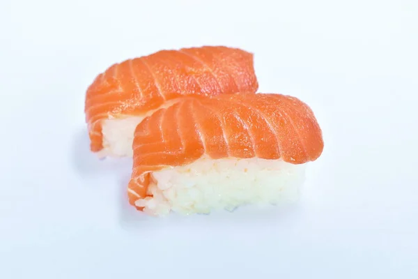 Salmón Sushi Comida Japonesa Con Wasabi Sumergiendo Salsa Soja Sobre —  Fotos de Stock