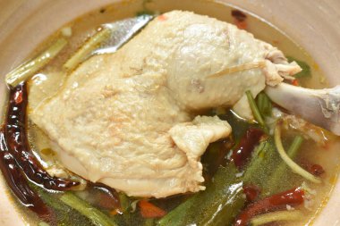  Baharatlı tavuk budu Tom yum çorbası kasede